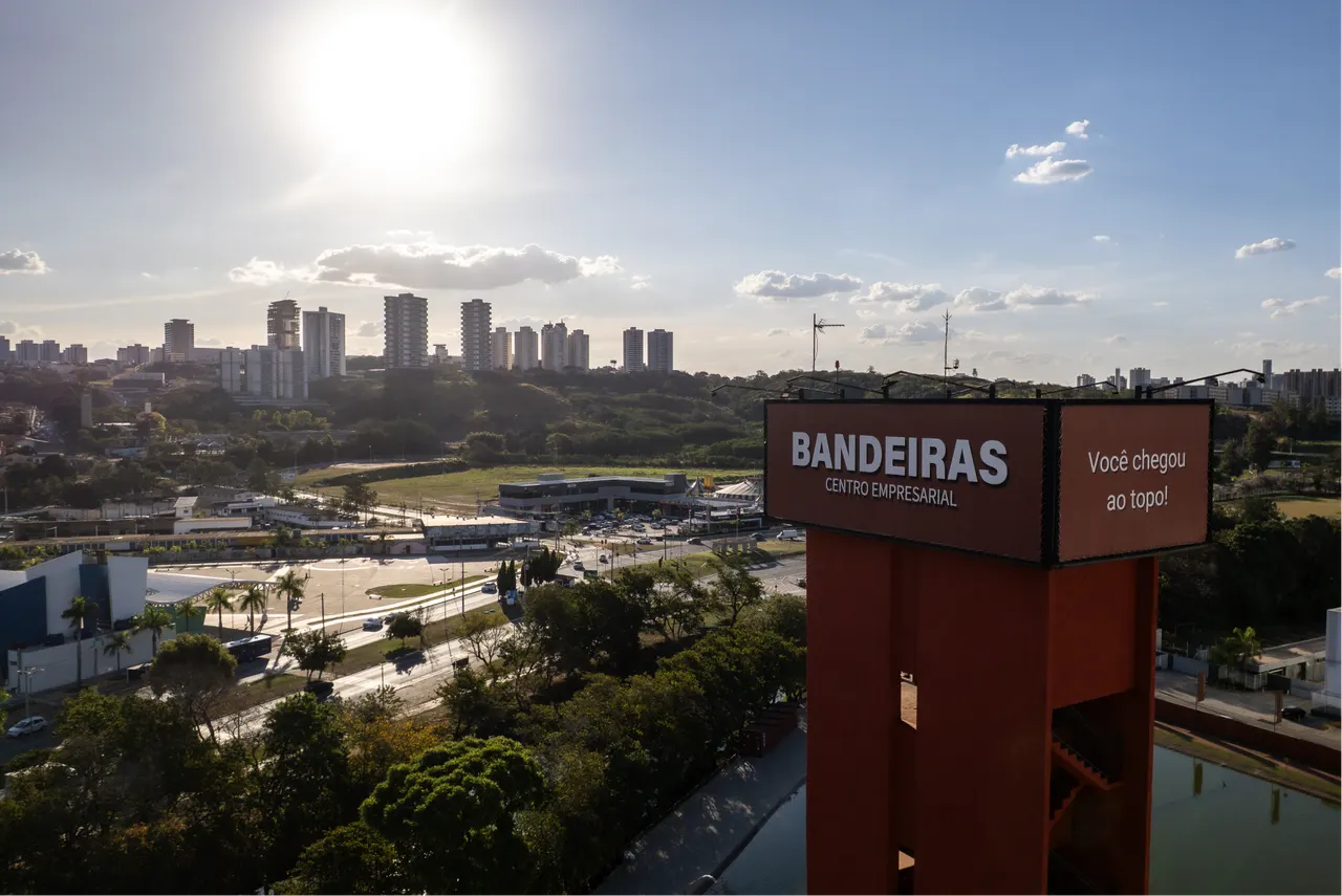 Torre de acesso do Bandeiras Centro Empresarial, com a mensagem 'Você chegou ao topo'