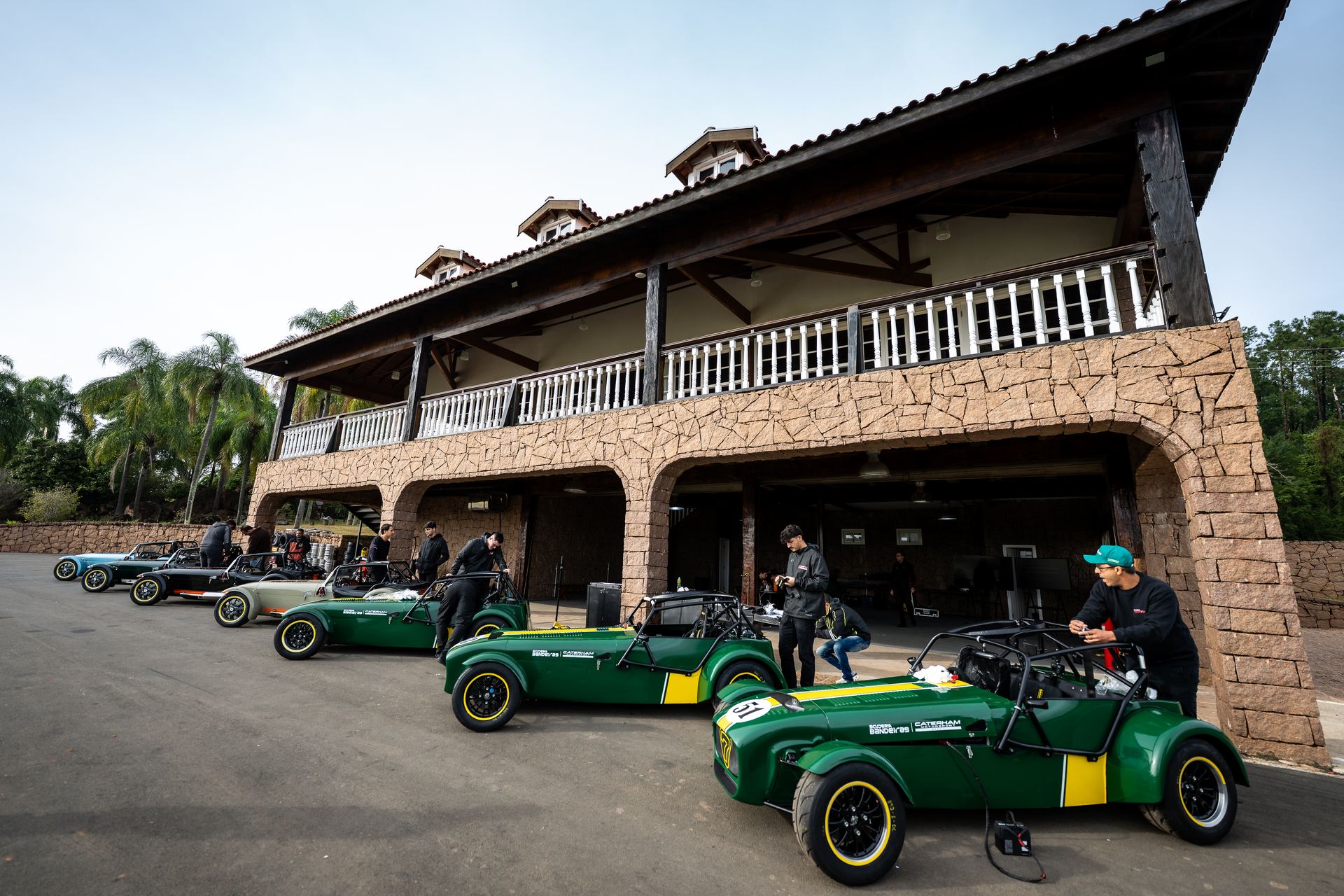 Frota de Caterham da Scuderia Bandeiras pronta no pit antes de um evento