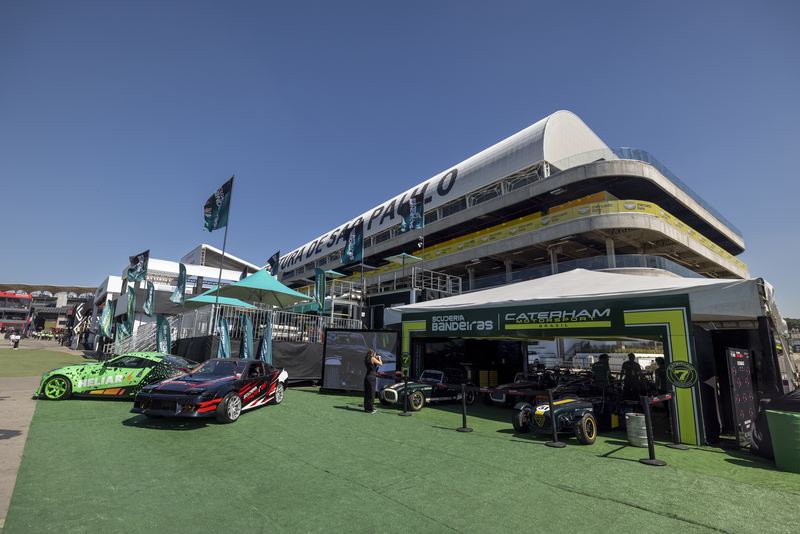Pit lane da Scuderia Bandeiras e Caterham Motorsport Brasil em dia de evento
