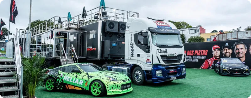 Truck Lounge e carro de arrancada da Scuderia Bandeiras num evento