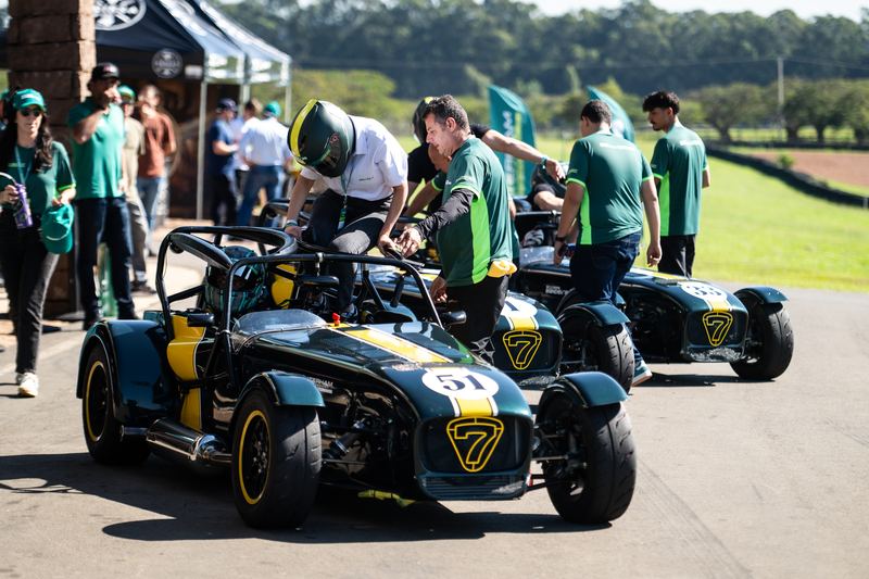 Equipe Caterham preparando o carro #7 no box antes da largada