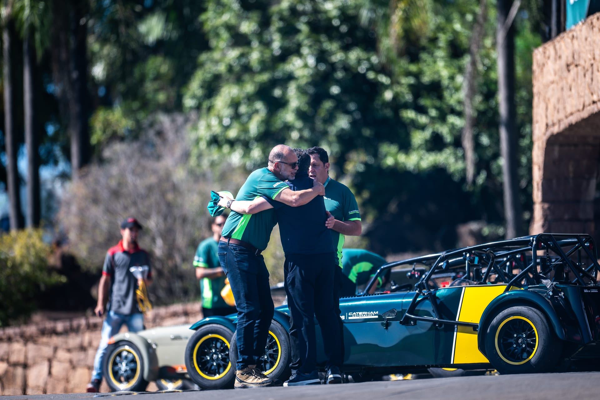 Abraço entre colegas ao lado do Caterham, depois de uma volta na pista